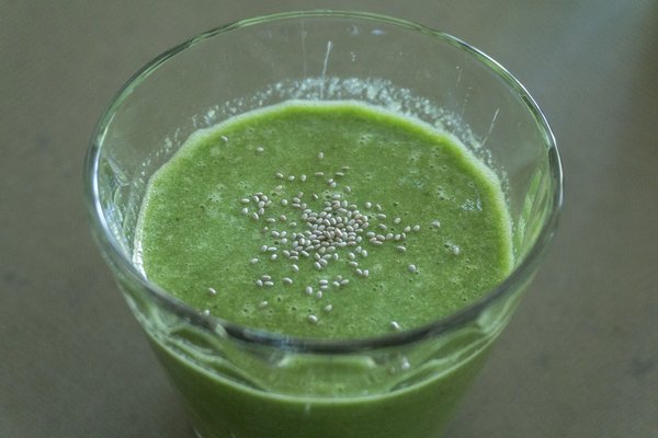 Comment préparer un smoothie vert à base d'épinards et de kiwi pour un boost énergétique?